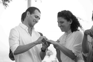זוגות מספרים על חתונה חברתית